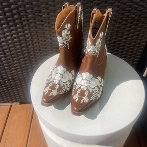 Dingo take a bow snip toe. Brown and White Embroidered Ankle leather booties.